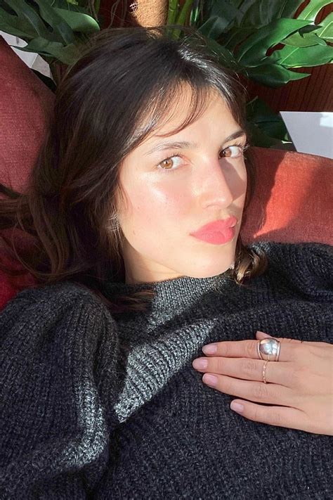 Jeanne Damas révèle sa routine make.